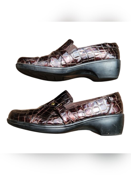 Clarks Shoes - Womens‎ Size 8M Clarks Bendables Brown Patent Croc Print Embossed Loafers Office